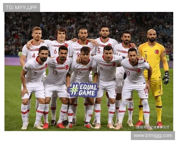 武汉足球队在世界杯预选赛中以60分稳居积分榜首位展现强劲实力