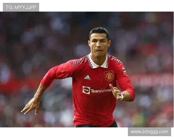 当足球明星邂逅绝世美女展开浪漫故事引发球迷热议与羡慕