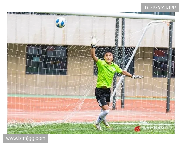 新疆足球明星在昌吉展现风采助力地方足球发展与青少年培养