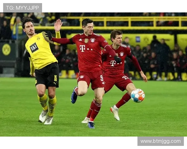 足球明星合影展现激情与荣耀的瞬间，回顾他们的辉煌时刻与团队精神